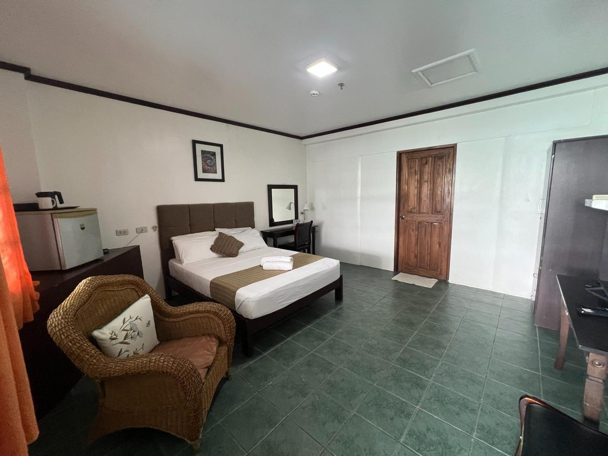 Subiza Beach Resort Olongapo Esterno foto
