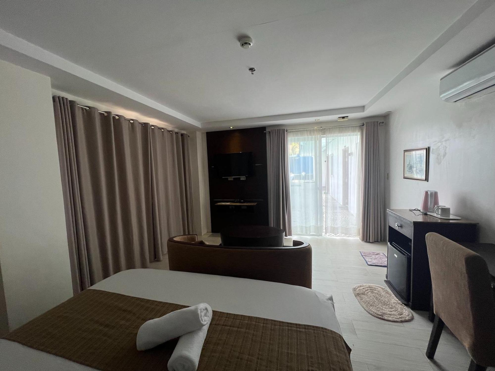 Subiza Beach Resort Olongapo Esterno foto